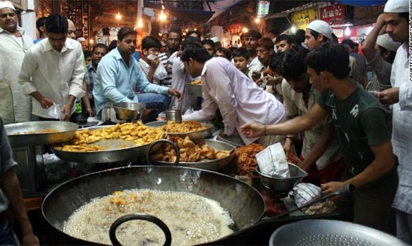 A taste of old Delhi's succulent cuisines at Ramadan Walk | ummid.com