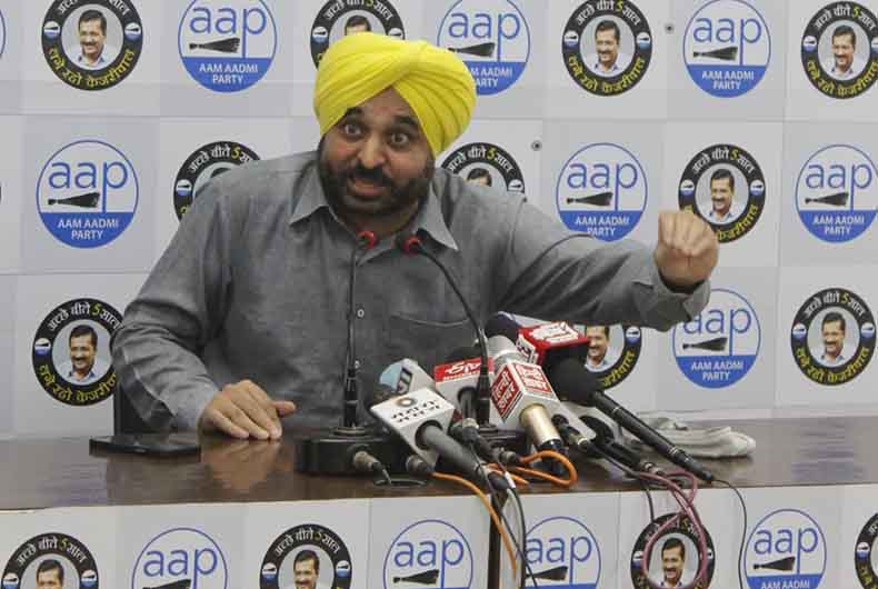 AAP MPs Protest in front of PM Modi