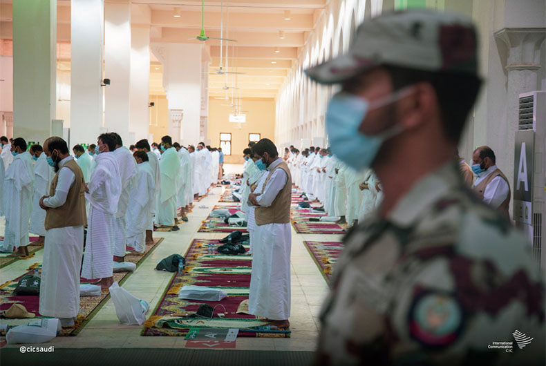 Pilgrims Pray in Masjid e Nimrah