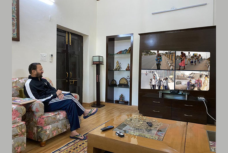 Javdekar watching Ramayan