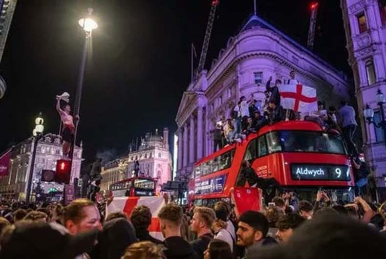 London riots today