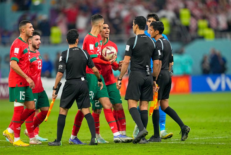 Hakimi arguing with referee