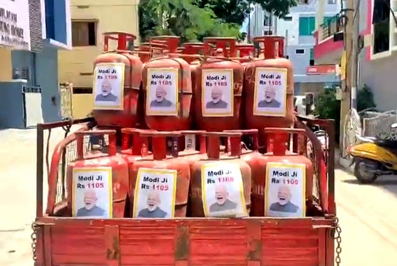Sitharaman wanted Modi’s photos in PDS oulets, TRS got them on LPG cylinders