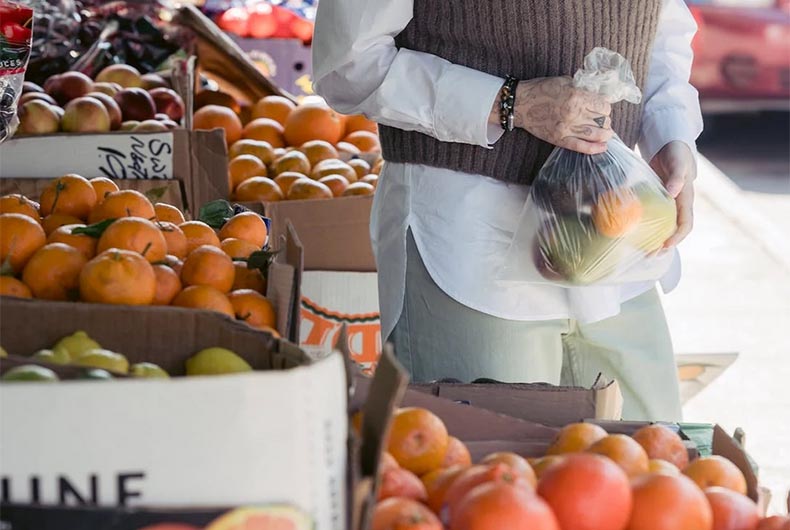 Rising fruit, vegetable prices burn holes in customers' pocket