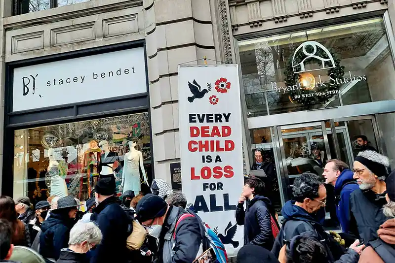 New York: Hundreds carrying ‘dolls’ mourn Israeli massacre of Palestinian babies