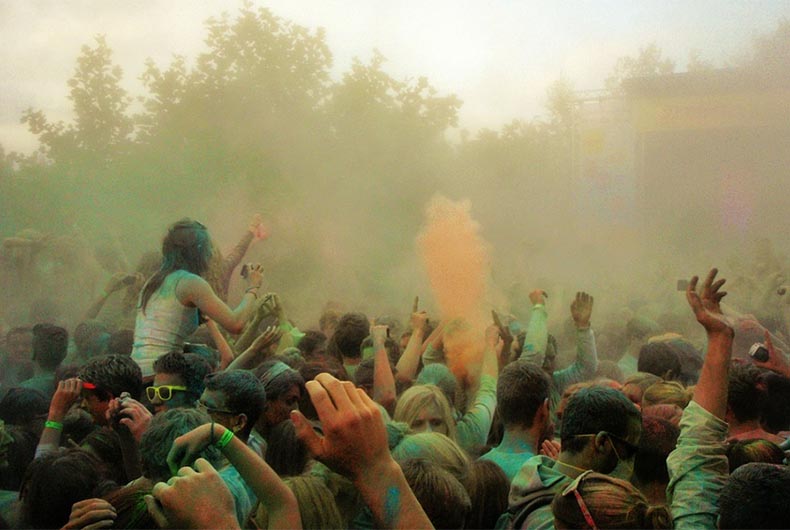 6 essential items you need to host a Holi party with ease