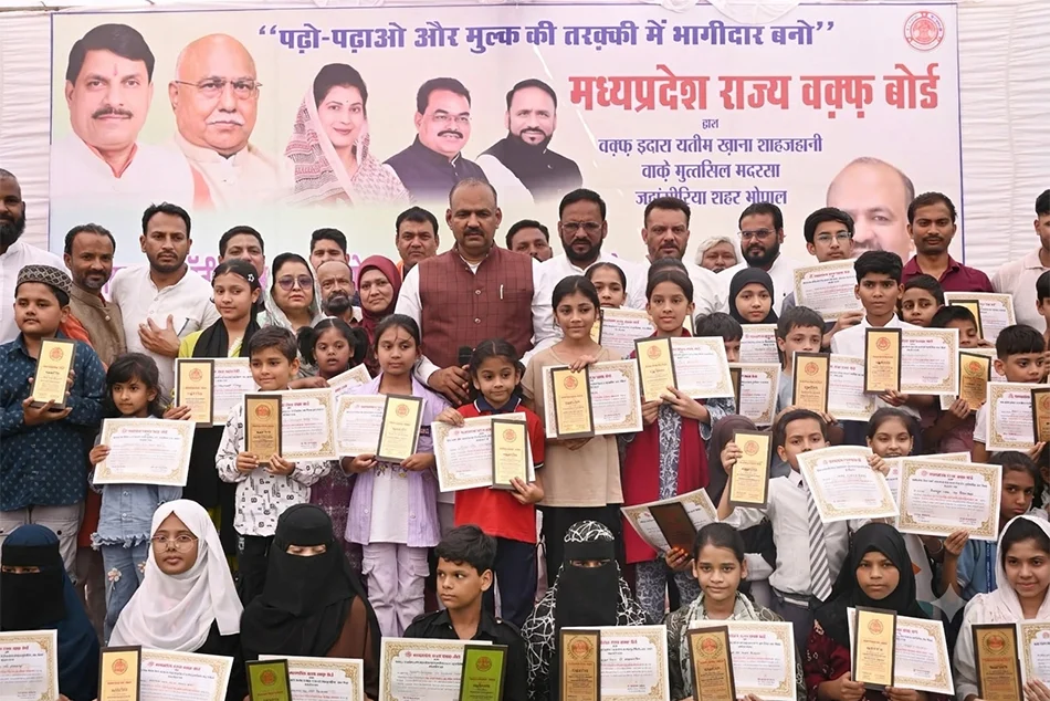 Scholarships over Rs. 21.5 lakh presented to orphans by MP Waqf Board