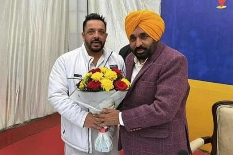 Watch: AAP leader Oberoi shot dead in broad day light