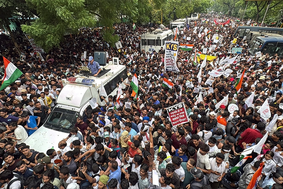 Delhi Police Baton Charge, Hurl Tear Gas Shells on Students, Youth