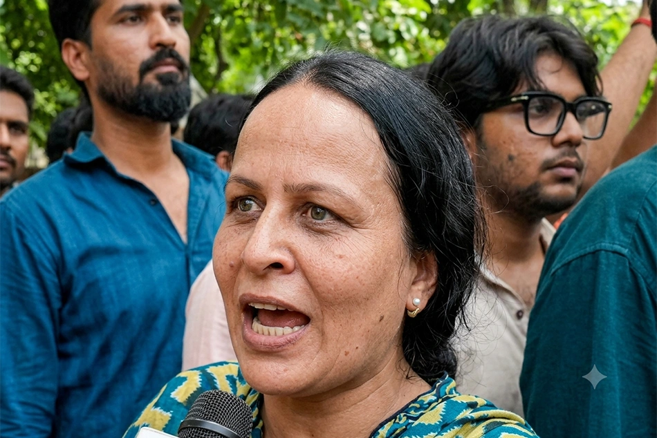 Watch: Husband in Delhi Police, Wife Protesting at Jantar Mantar with Son