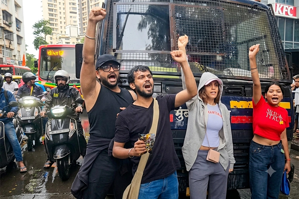 Watch: Lone Mumbai Woman Blocks Police Van With Protesters Inside, Then This Happened