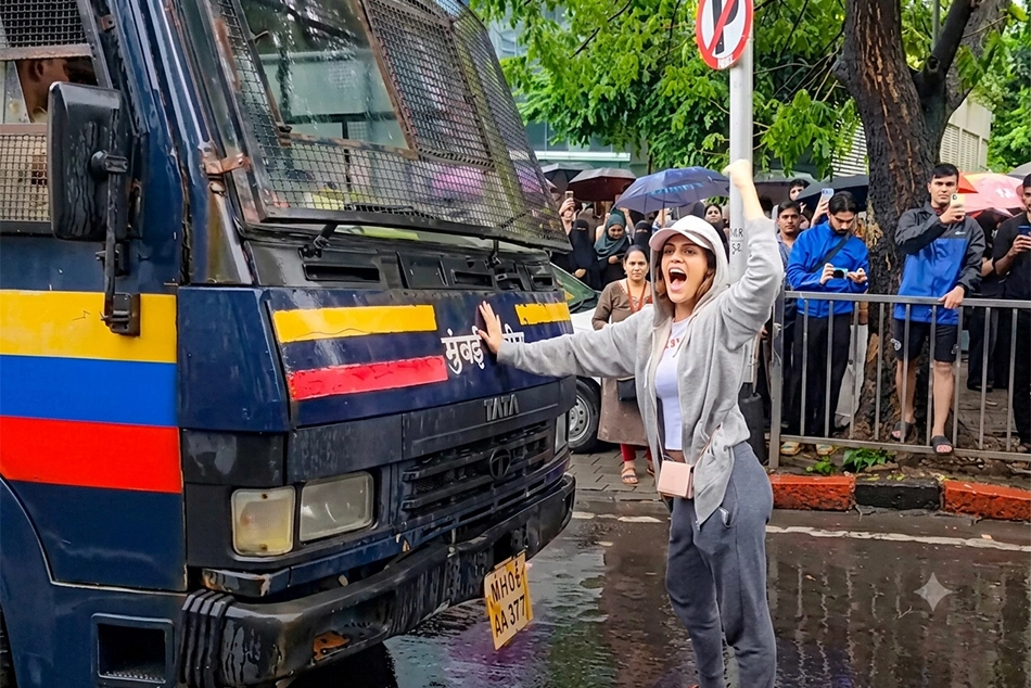 Watch: Lone Mumbai Woman Blocks Police Van With Protesters Inside, Then This Happened